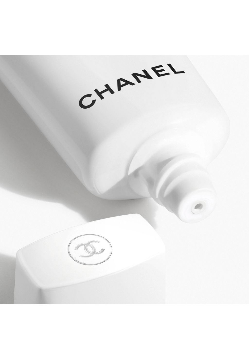 CHANEL UV ESSENTIEL UV ESSENTIEL COMPLETE PROTECTION SPF 50 50% Rabatt für begrenzte Zeit